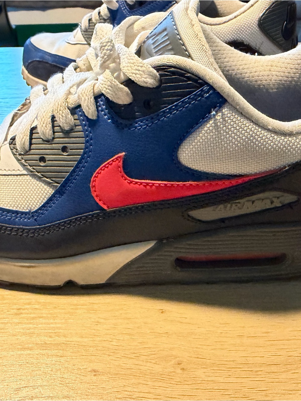Nike Air Max 90 Essential in "White/Solar Red-Obsidian-Gym Blue"